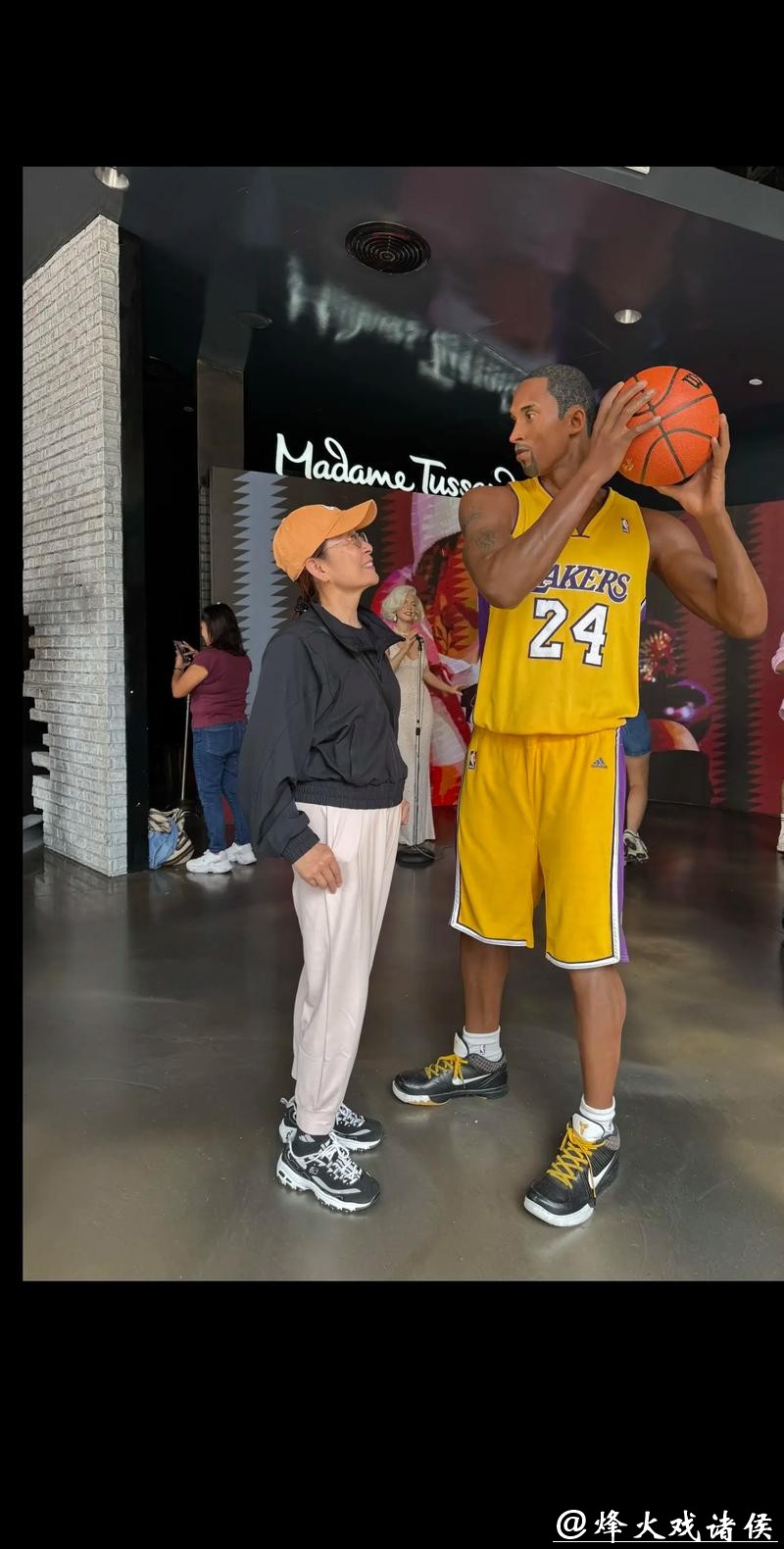 谢里夫跑到湖人主场跟科比雕像合影，发了句暖心悼念话